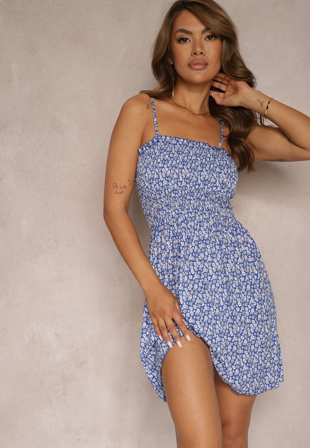 Renee - Niebieska Sukienka z Bawełny na Ramiączkach z Rozkloszowaniem i Marszczoną Górą Risetto. Kolor: niebieski. Materiał: bawełna. Długość rękawa: na ramiączkach. Sezon: lato