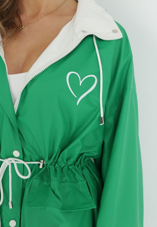 Born2be - Zielony Przeciwdeszczowy Płaszcz z Kapturem i Sznurkiem w Pasie Ayara. Typ kołnierza: kaptur. Kolor: zielony. Długość: do kolan. Sezon: wiosna, jesień