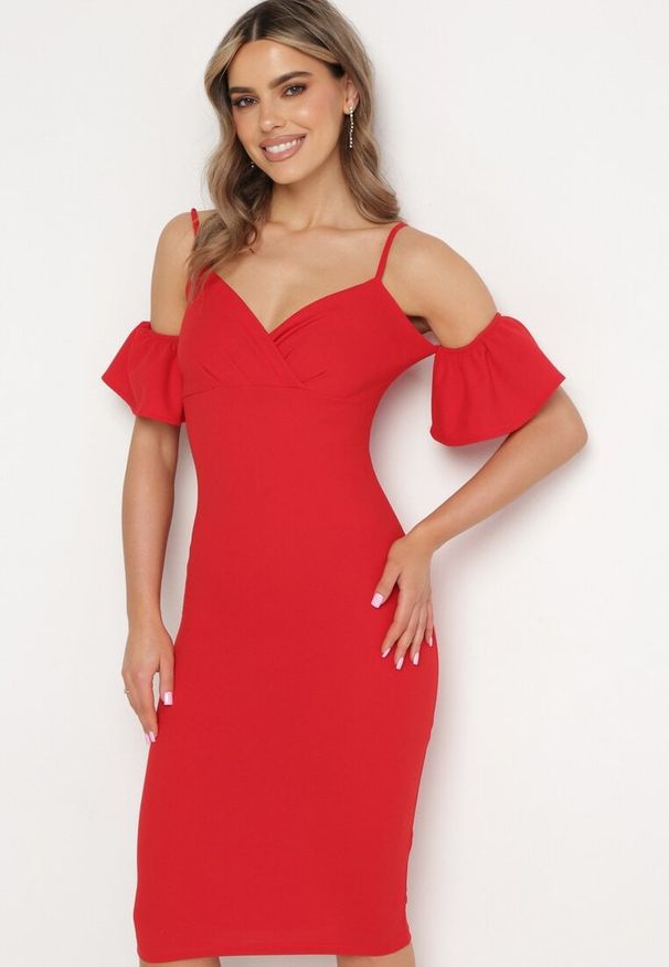 Born2be - Czerwona Sukienka Dopasowana z Kopertową Górą i Ozdobną Falbanką Yaleria. Okazja: na ślub cywilny, na wesele. Kolor: czerwony. Materiał: materiał. Długość rękawa: krótki rękaw. Typ sukienki: kopertowe