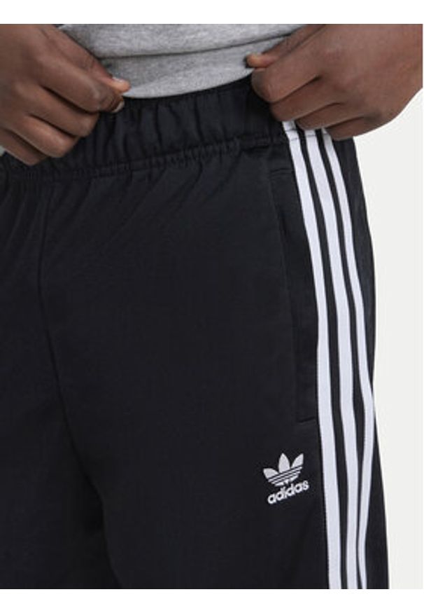 Adidas - adidas Spodnie dresowe adicolor SST IX7630 Czarny Regular Fit. Kolor: czarny. Materiał: syntetyk