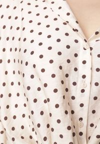 Born2be - Beżowa Wiskozowa Koszula w Kropki z Ozdobnym Węzłem Corilis. Okazja: na co dzień. Typ kołnierza: kołnierzyk klasyczny. Kolor: beżowy. Materiał: wiskoza. Długość: długie. Wzór: kropki. Styl: casual, klasyczny #2