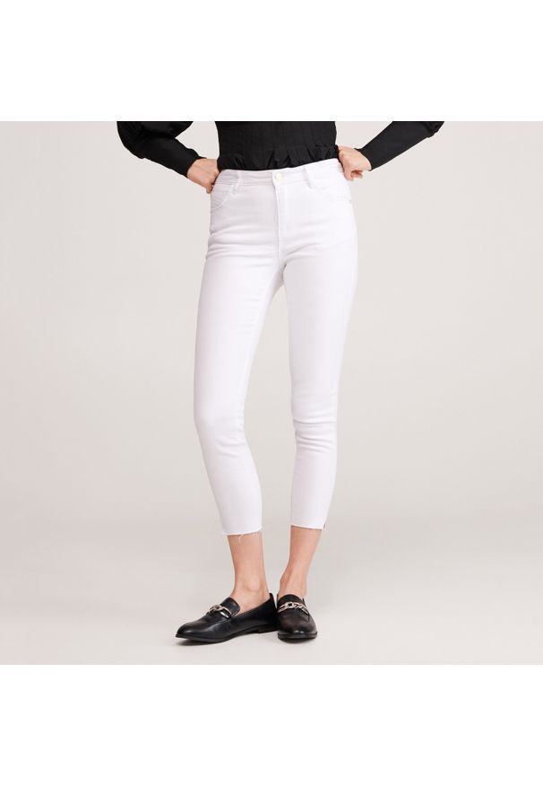 Reserved - Jeansy slim ze średnim stanem - Biały. Kolor: biały