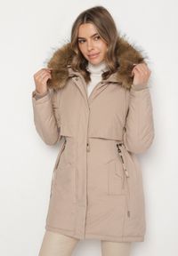 Born2be - Beżowa Casualowa Kurtka Parka z Kapturem z Futerkiem Nallorea. Okazja: na co dzień. Typ kołnierza: kaptur. Kolor: beżowy. Materiał: futro. Styl: casual #2