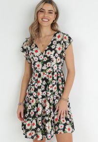 Born2be - Czarna Sukienka Mini z Wiskozy z Gumką w Pasie i Falbankami Nidi. Typ kołnierza: kołnierz z falbankami. Kolor: czarny. Materiał: wiskoza. Długość: mini #4