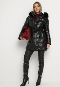 Born2be - Czarna Pikowana Kurtka z Odpinanym Kapturem i Futerkiem Wiązana Paskiem Olenessa. Kolor: czarny. Materiał: futro. Sezon: zima #5