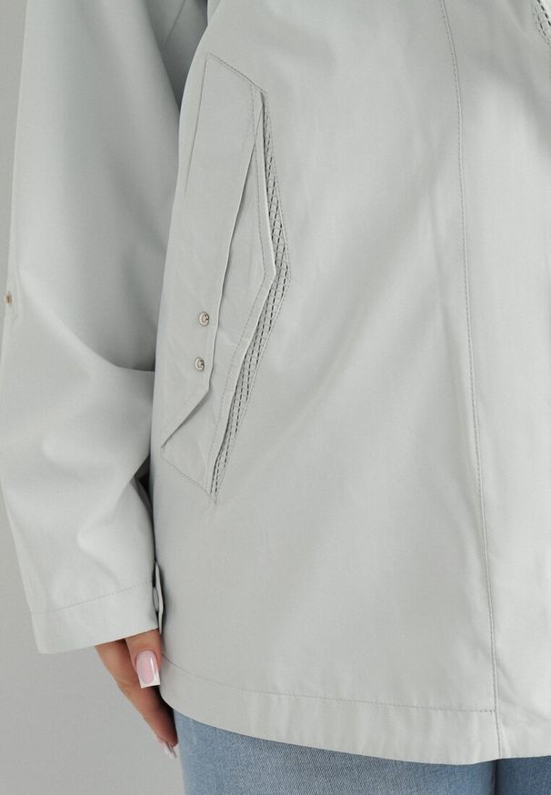 Born2be - Jasnozielona Kurtka Typu Wiatrówka z Podwijanymi Rękawami i Odpinanym Kapturem Adivlis. Okazja: na co dzień. Kolor: zielony. Materiał: jeans. Styl: klasyczny, casual