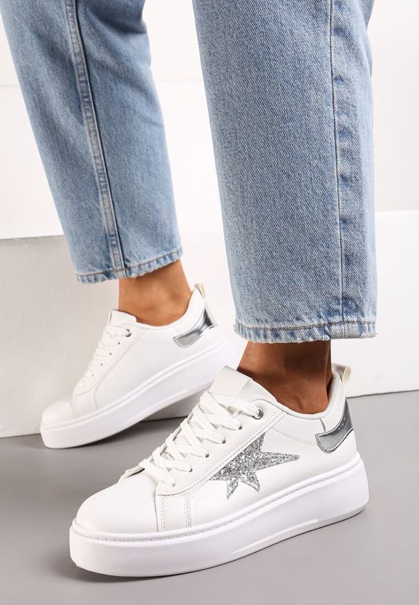 Renee - Białe Sznurowane Sneakersy na Niskiej Platformie z Brokatowymi Wstawkami Cominia. Okazja: na co dzień. Wysokość cholewki: przed kostkę. Kolor: biały. Szerokość cholewki: normalna. Wzór: aplikacja. Obcas: na platformie