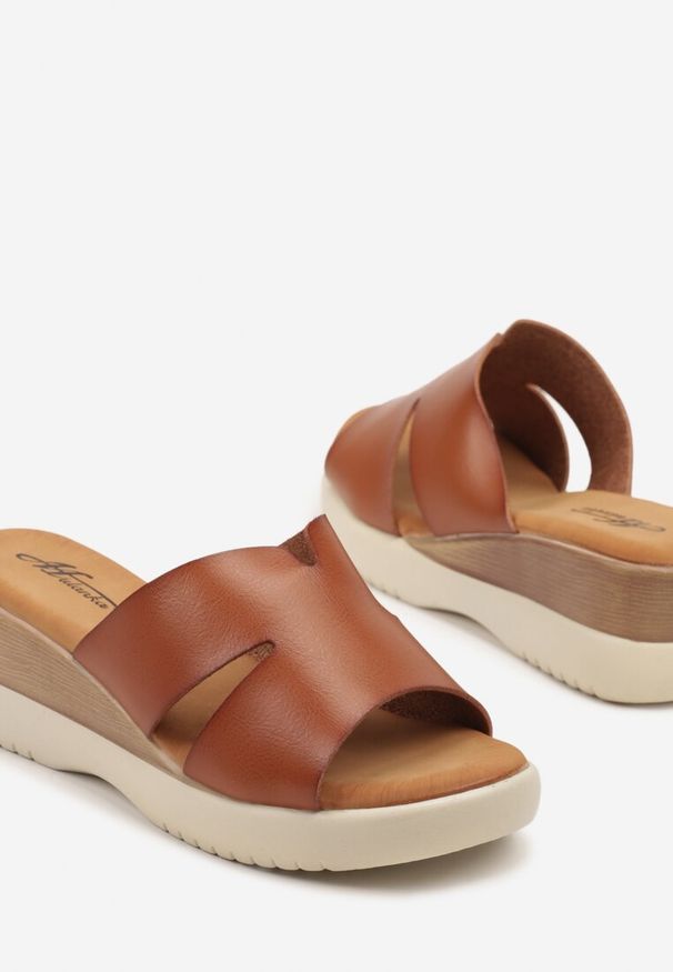 Renee - Brązowe Klapki na Koturnie z Cholewką Zdobioną Wycięciami Zerelle. Kolor: brązowy. Wzór: aplikacja. Obcas: na koturnie. Styl: elegancki