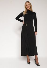 Born2be - Czarna Koktajlowa Sukienka Ozdobiona Metaliczną Aplikacją i Marszczeniem z Boku Retima. Kolor: czarny. Wzór: aplikacja. Styl: wizytowy #3