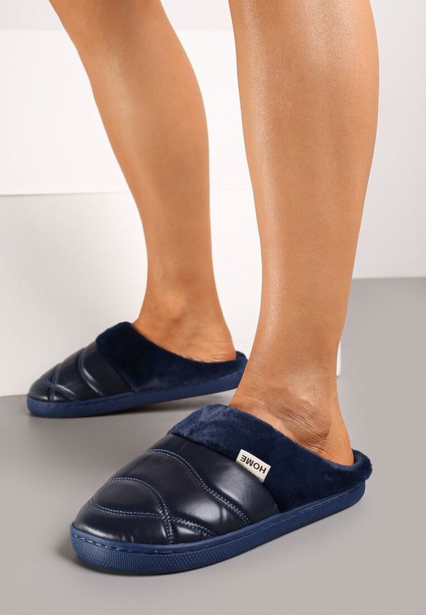 Born2be - Granatowe Pikowane Płaskie Kapcie Vices Ozdobione Futerkiem Abrinevia. Okazja: do domu. Kolor: niebieski. Materiał: futro. Wzór: aplikacja