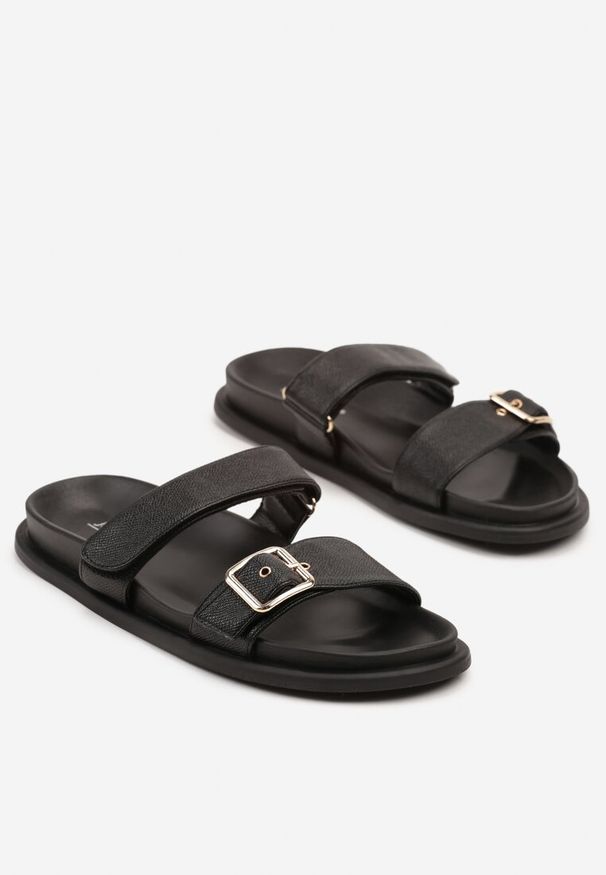 Renee - Czarne Klapki Ozdobione Dwoma Paskami Navinma. Okazja: na plażę, na co dzień. Kolor: czarny. Wzór: aplikacja. Sezon: lato. Styl: casual, elegancki
