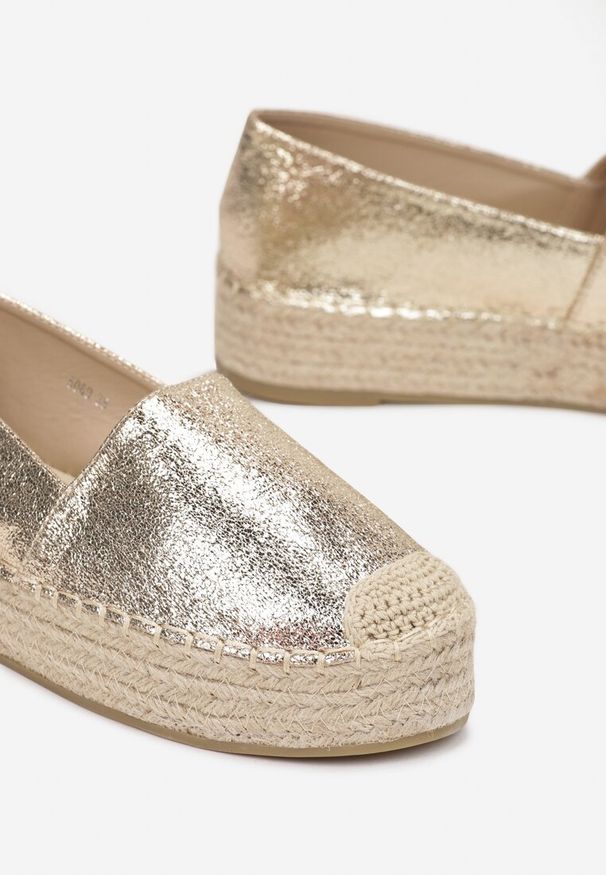 Born2be - Złote Lakierowane Espadryle na Plecionej Platformie Brigitte. Wysokość cholewki: przed kostkę. Nosek buta: okrągły. Kolor: złoty. Materiał: lakier. Szerokość cholewki: normalna. Wzór: aplikacja. Sezon: lato, wiosna. Obcas: na platformie