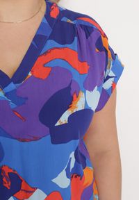 Born2be - Niebiesko-Pomarańczowa Bluzka z Wiskozy w Abstrakcyjny Wzór z Krótkimi Rękawami Zleria. Okazja: na co dzień. Kolekcja: plus size. Kolor: niebieski. Materiał: wiskoza. Długość rękawa: krótki rękaw. Długość: krótkie. Wzór: aplikacja. Styl: casual #5