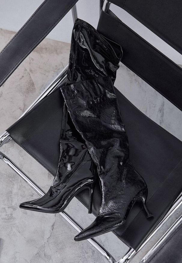 Renee - Czarne Kozaki Vices na Szpilce w Stylu Slouchy z Efektem Cracked Todvire. Okazja: na co dzień. Kolor: czarny. Materiał: jeans. Obcas: na szpilce. Styl: elegancki, casual