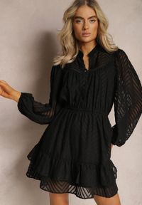 Renee - Czarna Sukienka Mini w Skośne Paski o Rozkloszowanym Fasonie z Gumką w Talii Tennari. Kolor: czarny. Materiał: materiał. Wzór: paski. Długość: mini