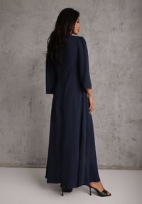 Renee - Granatowa Elegancka Sukienka o Kopertowym Kroju Zdobiona Aplikacją w Talii Zilendra. Kolor: niebieski. Wzór: aplikacja. Typ sukienki: kopertowe. Styl: elegancki #5