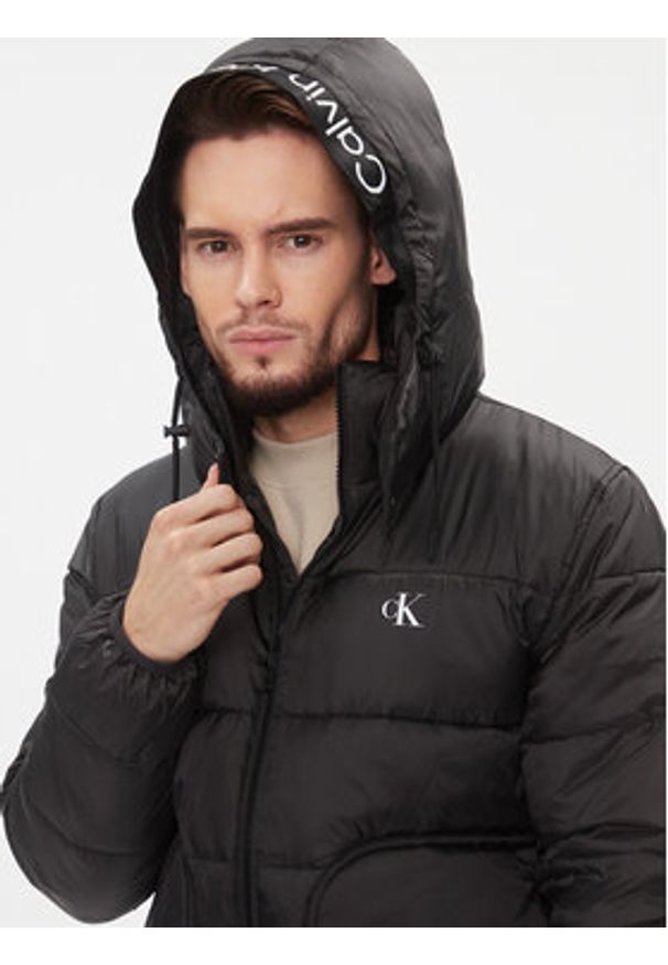 Calvin Klein Jeans Kurtka zimowa J30J324330 Czarny Regular Fit. Kolor: czarny. Materiał: syntetyk. Sezon: zima
