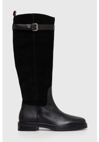 TOMMY HILFIGER - Tommy Hilfiger kozaki skórzane CASUAL ESSENTIAL BELT LONGBOOT damskie kolor czarny na płaskim obcasie FW0FW07480. Okazja: na co dzień. Nosek buta: okrągły. Kolor: czarny. Materiał: skóra. Szerokość cholewki: normalna. Obcas: na obcasie. Styl: casual. Wysokość obcasa: niski #1