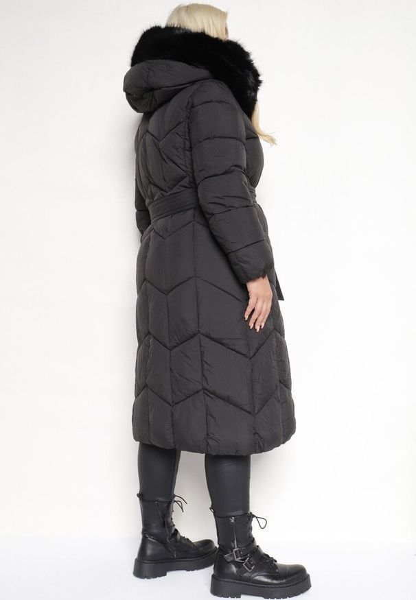 Born2be - Czarna Zimowa Kurtka Pikowana z Kapturem z Odpinanym Futrem i Wiązanym Paskiem Kalirra. Typ kołnierza: kaptur. Kolekcja: plus size. Kolor: czarny. Materiał: futro. Długość rękawa: długi rękaw. Długość: długie. Sezon: zima. Styl: klasyczny, elegancki