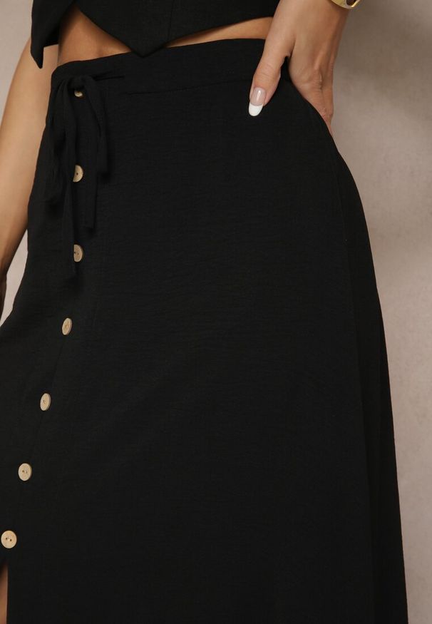Renee - Czarna Spódnica z Przedłużonym Tyłem Zdobiona Falbanami i Guzikami Maleira. Okazja: na co dzień. Kolor: czarny. Wzór: aplikacja. Styl: boho, elegancki, casual