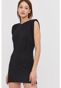 Answear Lab Sukienka kolor czarny mini prosta. Okazja: na co dzień. Kolor: czarny. Materiał: dzianina. Wzór: gładki. Typ sukienki: proste. Styl: wakacyjny. Długość: mini #10