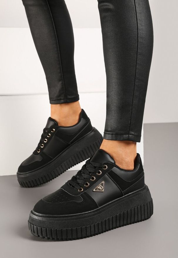 Born2be - Czarne Sneakersy Vices na Grubej Podeszwie z Tłoczeniem i Aplikacją Trójkąta Woriri. Nosek buta: okrągły. Zapięcie: sznurówki. Kolor: czarny. Materiał: jeans. Wzór: aplikacja