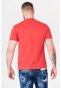 Guess - GUESS Czerwony t-shirt męski z aplikacją z logo. Kolor: czerwony. Wzór: aplikacja