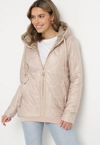 Born2be - Beżowa Kurtka Pikowana o Pudełkowym Kroju z Kapturem Teladira. Okazja: na co dzień. Typ kołnierza: kaptur. Kolor: beżowy. Styl: klasyczny, casual, elegancki #1