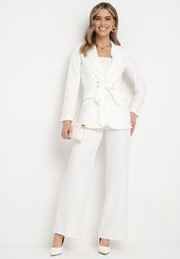 Born2be - Biała Marynarka Jednorzędowa z Ozdobnym Paskiem i Klapami Orianella. Okazja: na spotkanie biznesowe, do pracy. Kolor: biały. Materiał: jeans. Styl: biznesowy, elegancki #8