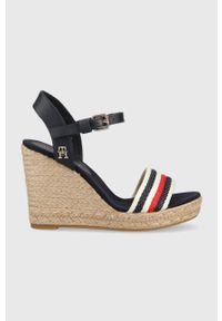 TOMMY HILFIGER - Tommy Hilfiger sandały CORPORATE WEDGE damskie kolor granatowy na koturnie FW0FW07086. Zapięcie: klamry. Kolor: niebieski. Materiał: materiał. Obcas: na koturnie