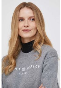TOMMY HILFIGER - Tommy Hilfiger bluza damska kolor szary. Kolor: szary. Materiał: bawełna. Wzór: nadruk. Styl: klasyczny #2