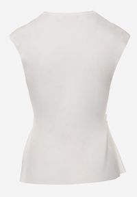 Born2be - Biała Bluzka z Wiskozą Kopertowym Dekoltem i Metalową Klamrą z Boku Sanviel. Kolor: biały. Materiał: wiskoza #7