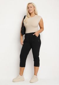 Born2be - Czarne Spodnie z Wiskozą i Ozdobnymi Guzikami Lireza. Okazja: na co dzień. Kolor: czarny. Materiał: wiskoza. Styl: klasyczny, casual
