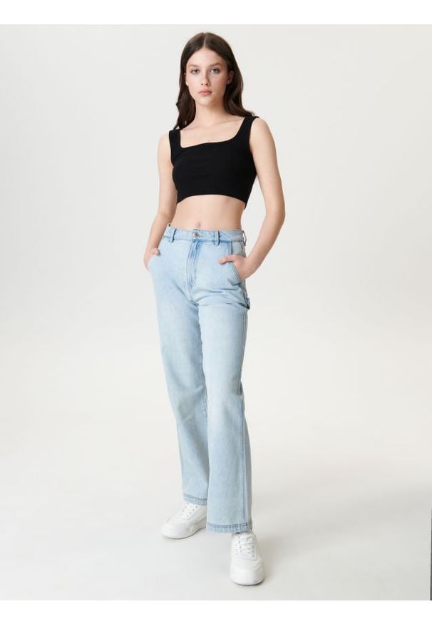 Sinsay - Crop top w prążki - czarny. Kolor: czarny. Materiał: bawełna, włókno, prążkowany. Wzór: prążki