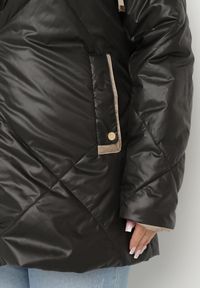 Born2be - Czarna Kurtka z Odpinanym Kapturem i Ozdobnym Pikowaniem Xalseli. Okazja: na co dzień, na spacer. Kolekcja: plus size. Kolor: czarny. Materiał: jeans. Styl: casual, elegancki, klasyczny #5