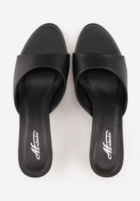 Born2be - Czarne Klapki na Niskiej Szpilce z Odkrytym Noskiem Cametea. Okazja: na co dzień. Nosek buta: otwarty. Kolor: czarny. Materiał: len. Obcas: na obcasie. Styl: casual, elegancki. Wysokość obcasa: niski #5