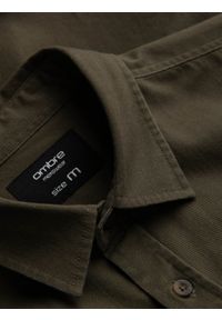 Ombre Clothing - Koszula męska bawełniana REGULAR FIT z kieszeniami zapinanymi na guziki - oliwkowa V4 OM-SHCS-0146 - XXL. Kolor: oliwkowy. Materiał: bawełna. Długość rękawa: długi rękaw. Długość: długie. Wzór: aplikacja #2