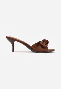 Renee - Ciemnobrązowe Klapki na Szpilce VICES Ozdobione z Przodu Kokardą Adneiros. Okazja: na imprezę. Kolor: brązowy. Materiał: satyna. Wzór: aplikacja. Obcas: na szpilce #2