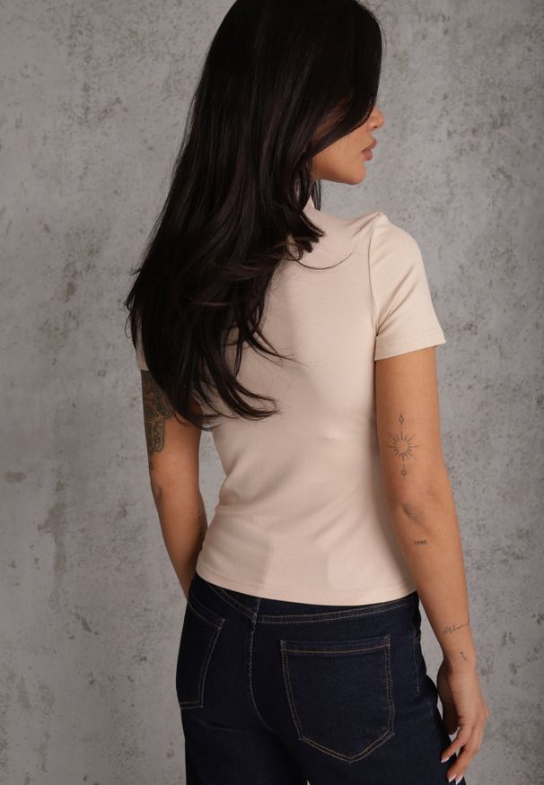 Renee - Jasnobeżowy Wiskozowy T-shirt o Dopasowanym Kroju z Golfem Isomina. Okazja: na imprezę, na co dzień. Typ kołnierza: golf. Kolor: beżowy. Materiał: wiskoza. Styl: casual