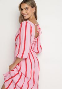 Born2be - Różowo-Pomarańczowa Taliowana Sukienka z Bawełny z Motywem Pasków Rivettes. Okazja: na co dzień, do pracy. Typ kołnierza: dekolt w kształcie V. Kolor: różowy. Materiał: bawełna. Wzór: aplikacja. Typ sukienki: proste. Styl: klasyczny, casual, elegancki #4