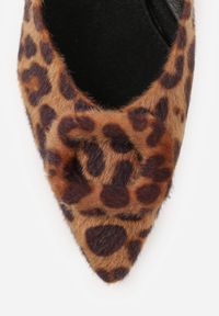 Born2be - Panterkowe Czółenka na Obcasie Vices ze Skórzaną Wkładką Ozdobione Klamrą Aponelle. Zapięcie: klamry. Materiał: skóra. Wzór: aplikacja. Obcas: na obcasie. Wysokość obcasa: średni #8