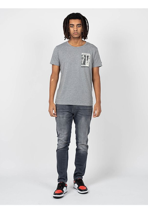 Pepe Jeans T-shirt "Tide" | PM508528 | Tide | Mężczyzna | Szary. Okazja: na co dzień. Kolor: szary. Materiał: bawełna, poliester. Wzór: nadruk, aplikacja. Styl: casual