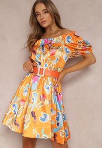 Renee - Pomarańczowa Sukienka Satynowa Aikythia. Kolor: pomarańczowy. Materiał: satyna. Długość rękawa: krótki rękaw. Wzór: nadruk, kolorowy. Długość: mini #4