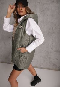 Renee - Zielona Długa Kamizelka Pikowana z Nieodpinanym Kapturem Ozdobiona Naszywką Kasseda. Okazja: na co dzień. Kolor: zielony. Materiał: poliester, jeans. Długość: długie. Wzór: aplikacja. Styl: casual #1