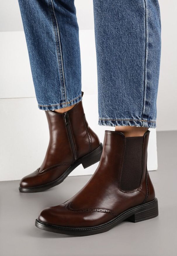 Renee - Brązowe Botki Sztyblety w Klasycznym Stylu Zdobione Przeszyciem z Perforacją Calchea. Kolor: brązowy. Materiał: jeans. Wzór: aplikacja. Styl: klasyczny