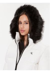 Calvin Klein Jeans Płaszcz zimowy J20J221890 Biały Slim Fit. Kolor: biały. Materiał: syntetyk. Sezon: zima #3