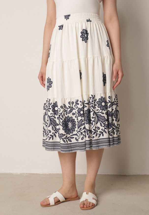 Born2be - Granatowa Rozkloszowana Spódnica z Wiskozy w Kwiatowy Wzór Masterore. Okazja: do pracy, na co dzień. Kolor: niebieski. Materiał: wiskoza. Wzór: kwiaty. Styl: casual