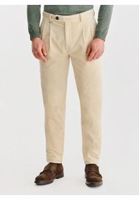 Pako Lorente - PAKO LORENTE - Beżowe spodnie z zakładkami. Kolor: beżowy. Materiał: sztruks, bawełna, elastan. Sezon: zima, jesień #1
