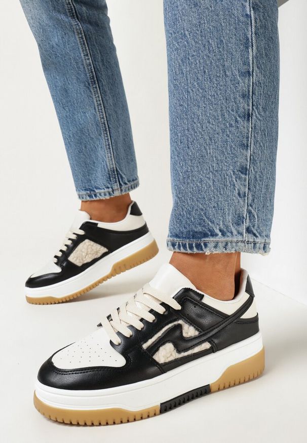 Born2be - Czarno-Białe Sneakersy Ozdobione Futerkiem Verinne. Okazja: na co dzień. Kolor: czarny. Materiał: futro. Szerokość cholewki: normalna. Wzór: aplikacja