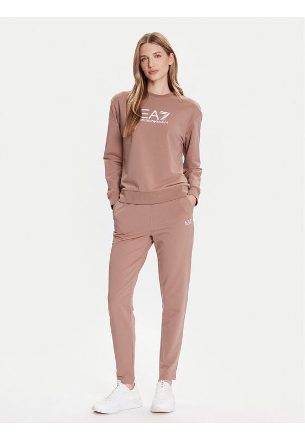 EA7 Emporio Armani Dres 7W000115 AF13135 U6108 Brązowy Regular Fit. Kolor: brązowy. Materiał: bawełna